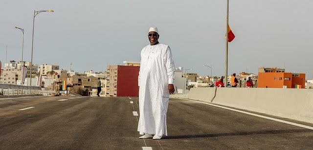 Le président de la République Sénégalaise Macky Sall sur le pont de l'émergence l'or de son inauguration 