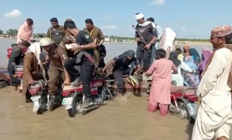 Au Pakistan au Moins 20 personnes dont 18 femmes périssent par noyade après le naufrage d'un bateau lors d'un mariage.