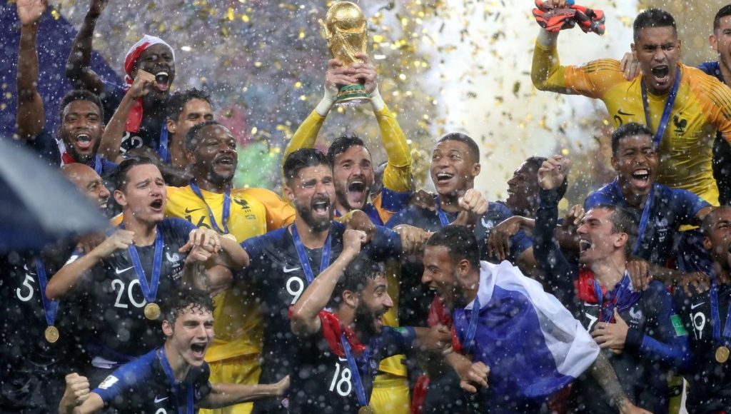 Les bleus soulevant leur 2 ème Coupe du monde en Russie 2018