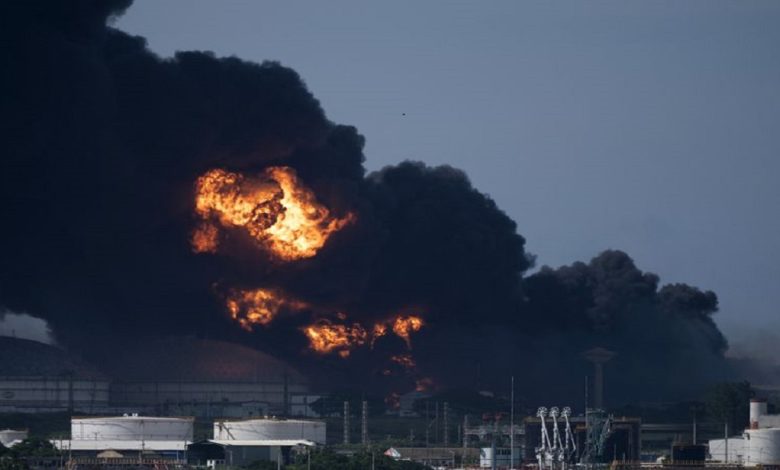 Un gigantesque incendie provoqué par la foudre dans un dépôt pétrolier à Cuba a fait plusieurs blessés et d’énormes dégâts matériels.