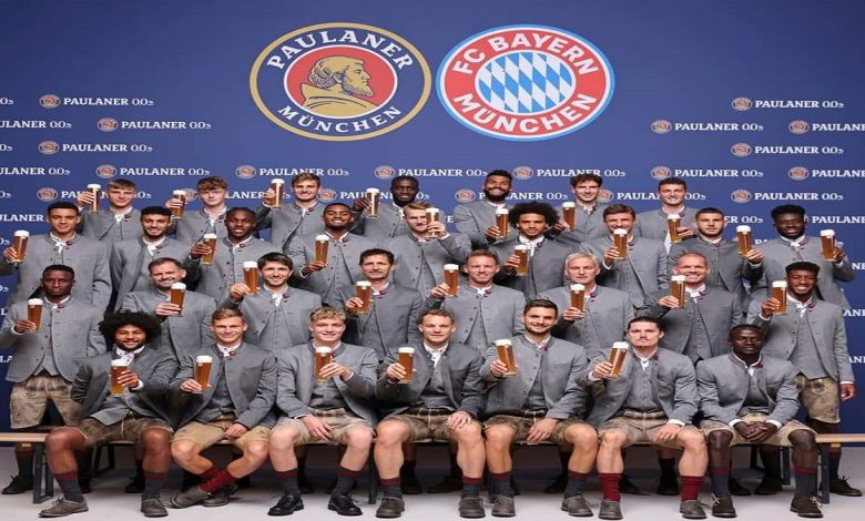 À l'occasion de l'annuelle prise de vue de l'équipe du Bayern Munich, Sadio Mané et son coéquipier Mazraoui, posent sans verre de bière à la main.
