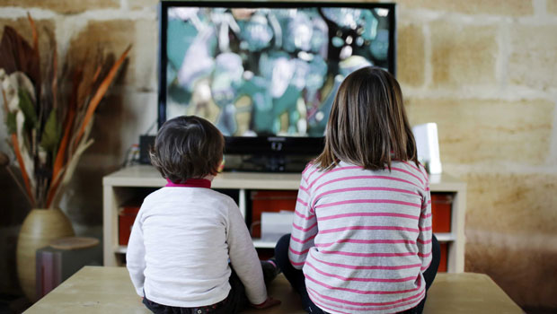 Image d'illustration d'enfants devant la télévision
