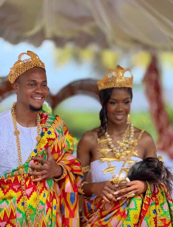 Esther Memel et son nouveau mari, monsieur N'Goran en tenue royale et traditionnelle Akan