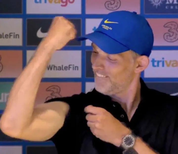 Thomas Tuchel montre ces muscles en conférence de presse 