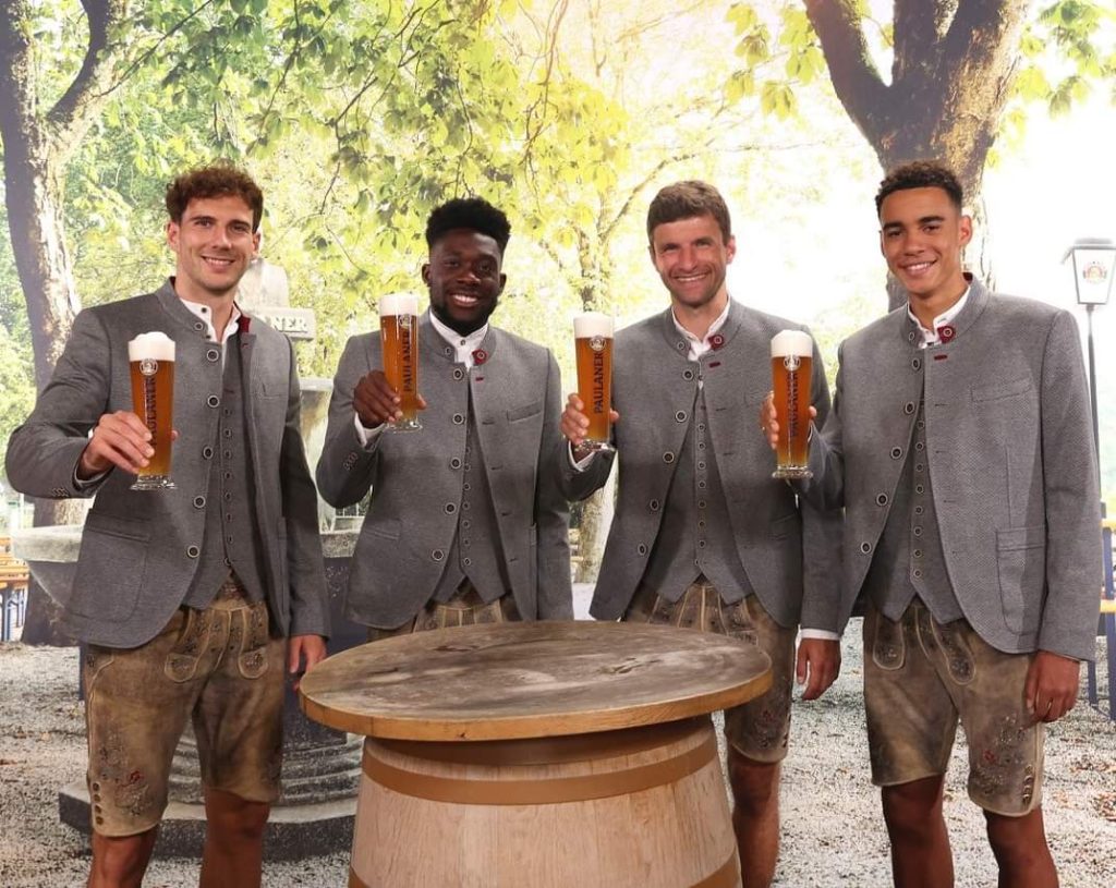 A l'occasion de l'annuelle prise de vue de l'équipe du Bayern Munich, Sadio Mané et son coéquipier Mazraoui, posent sans verre de bière à la main.