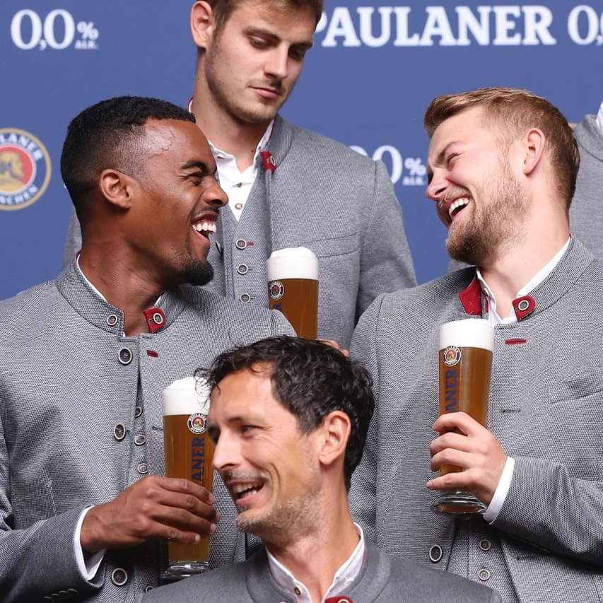 A l'occasion de l'annuelle prise de vue de l'équipe du Bayern Munich, Sadio Mané et son coéquipier Mazraoui, posent sans verre de bière à la main.