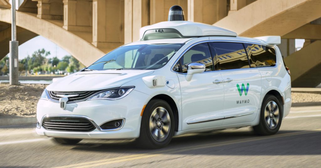 Aux États-Unis, l’entreprise Waymo, une filiale de Google, a lancé un service de taxi électronique sans chauffeur baptisé Waymo one.
