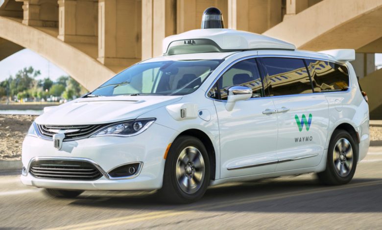 Aux États-Unis, l’entreprise Waymo, une filiale de Google, a lancé un service de taxi électronique sans chauffeur baptisé Waymo one.