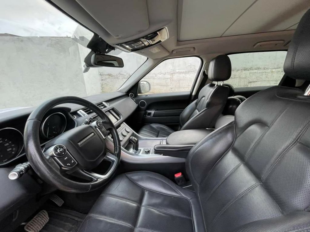 L'intérieur de la Range Rover Sport que Kerozen a offert à Emma Dobré 