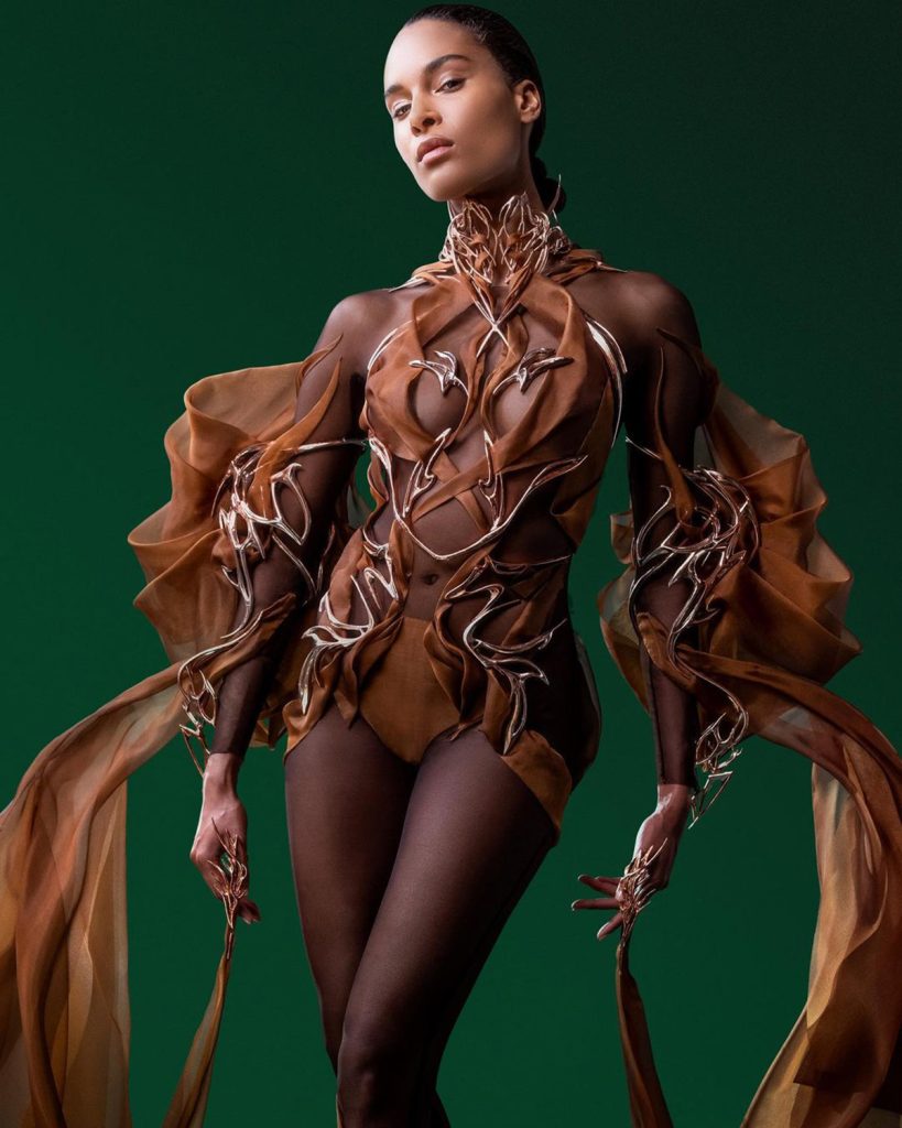 La première robe haute couture faite à base de fèves de cacao usagées présentée à la fashion week 3