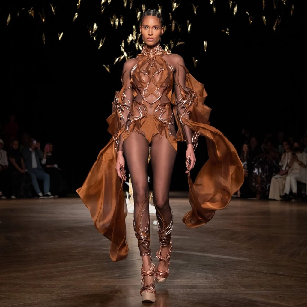 La première robe haute couture faite à base de fèves de cacao usagées