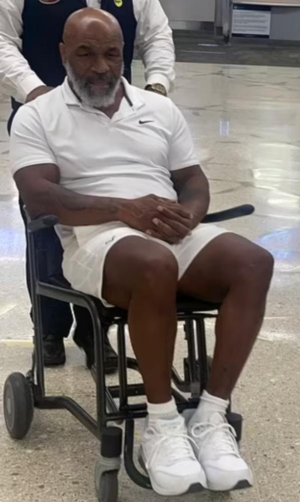 Le champion de boxe Mike Tyson est mal en point. Des photos de lui prises à l'aéroport de Miami le montre dans un état inquiétant.