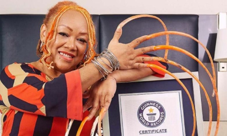 Avec 13 mètres d’ongles, une americaine rentre dans le Guinness World Records