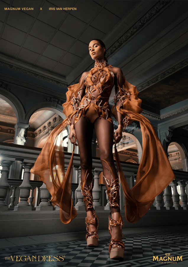 La première robe haute couture faite à base de fèves de cacao usagées présentée à la fashion week 3