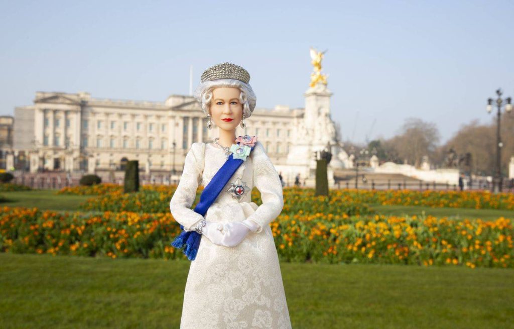 Suite au décès de la reine Elizabeth II, la poupée à son effigie vendue à 80 dollars est dorénavant vendu à 16 fois le prix de départ.