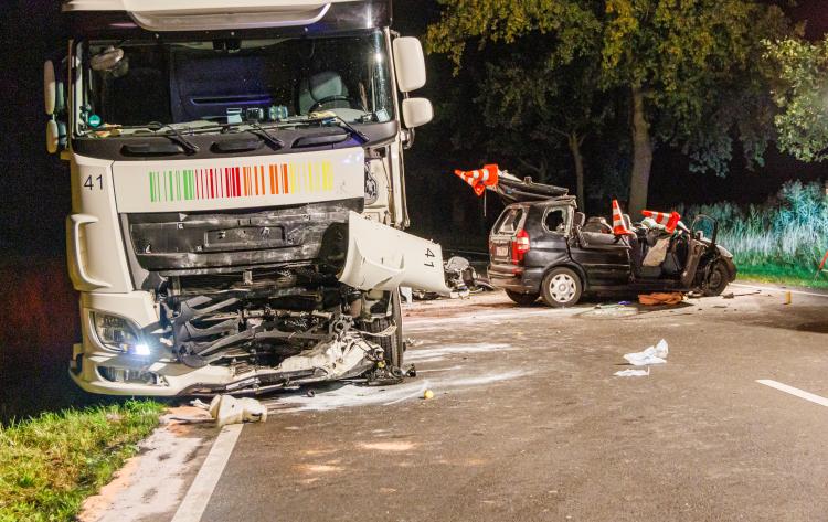 Quatre personnes ont été tuées dans un grave accident sur la B51 à Osnabruck. Une voiture et un camion sont entrés en collision.