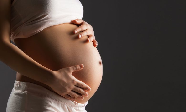 Elle découvre à 8 mois de grossesse qu’elle porte l’embryon d’un autre couple. Un comité d'enquête a été créé.