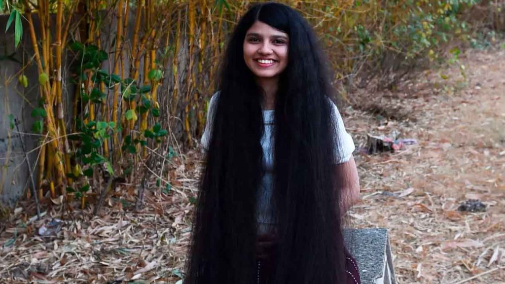 Nilanshi Patel, la détentrice du Guiness record de la chevelure la plus longue du monde entier. Elle est Indienne d'Inde. 