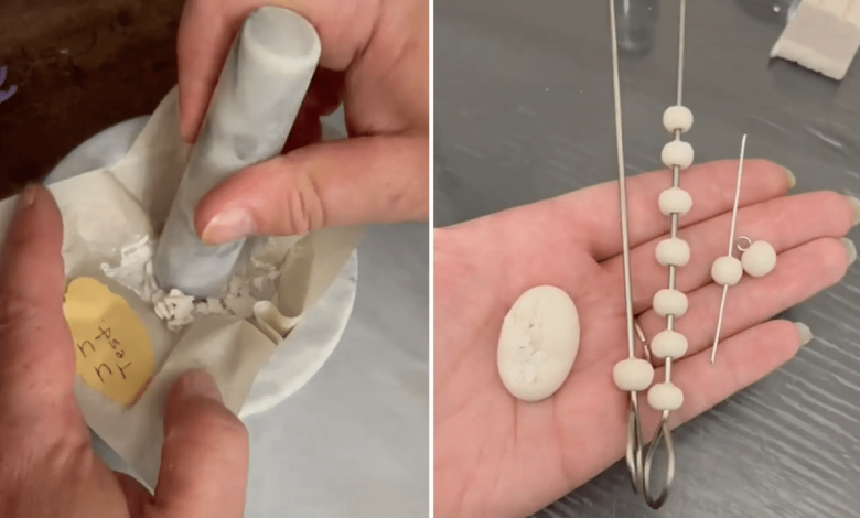Une bijoutière créée des colliers et des bracelets à base de sperme