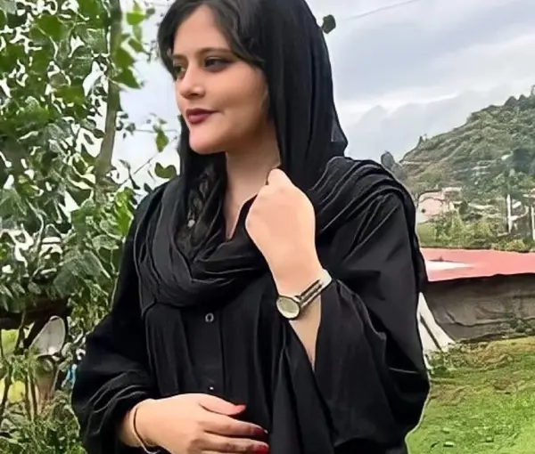  Masha Amini a été tabassée par la police iranienne pour avoir manqué de porter le voile. Elle est décédée des suites à son passage à tabac.