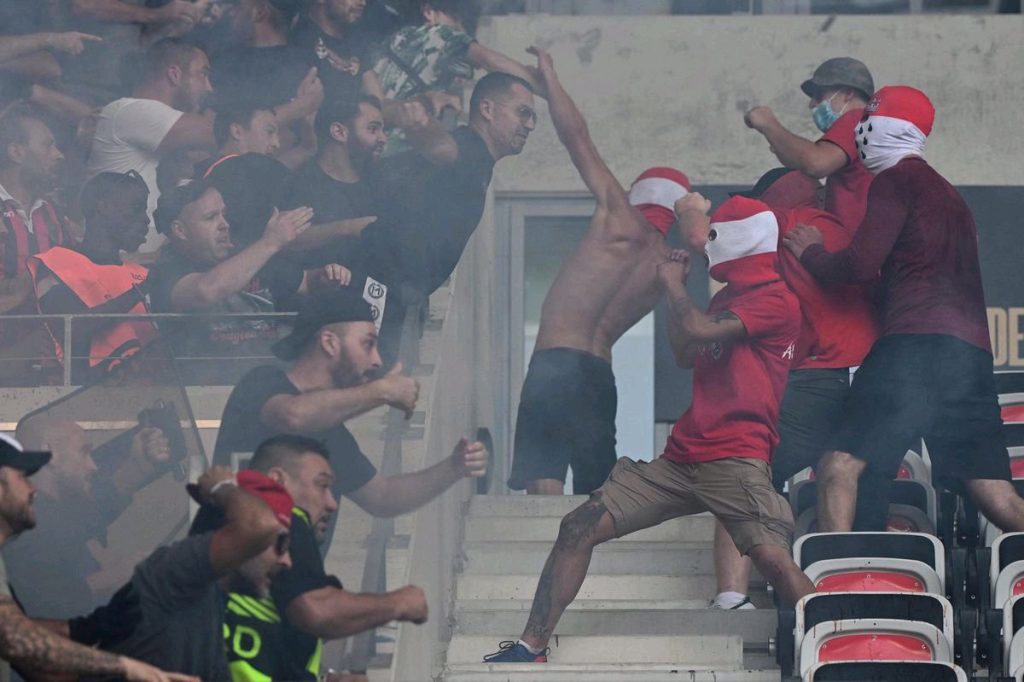 Violente bagarre entre les supporters de L'OGC Nice et le FC Cologne à l'Allianz Riviera (stade de Nice)