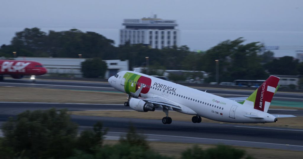 Essayant de traverser une piste d’atterrissage, un motard se fait renverser pat un avion de Tap Air Portugal.