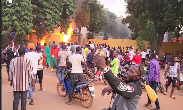 Une partie de l'ambassade de France incendiée par des manifestants Burkinabè