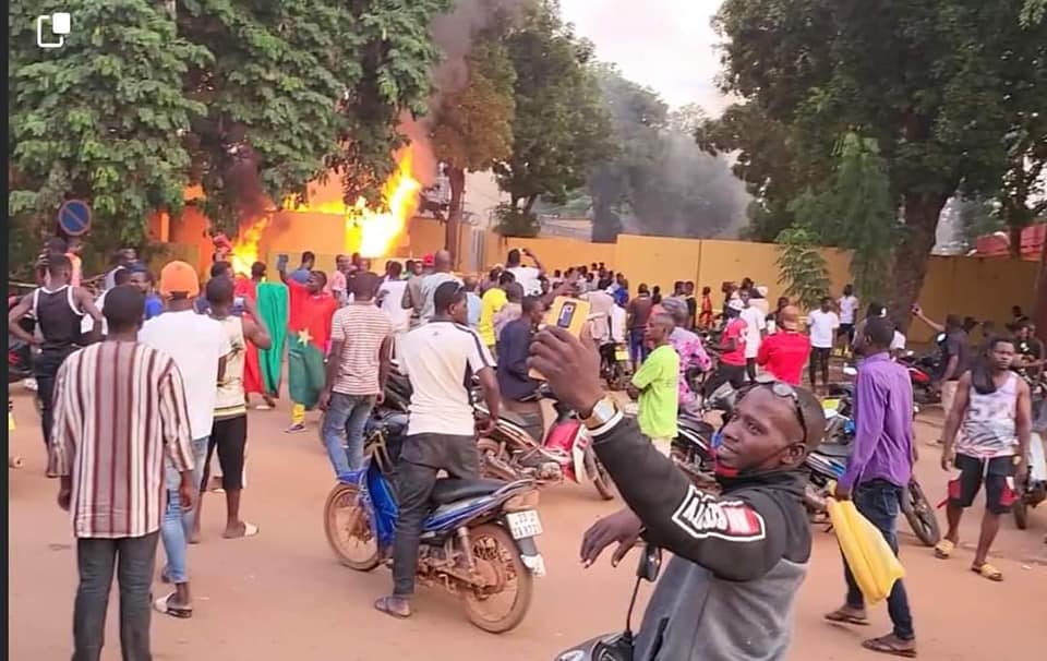 Une partie de l'ambassade de France incendiée par des manifestants Burkinabè