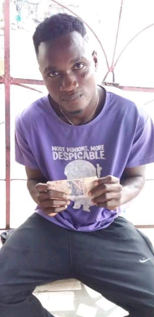 Enock, un jeune homme affirmant avoir ramassé un billet de 10.000 francs portant le parfum de l'influenceuse Hamond Chic 