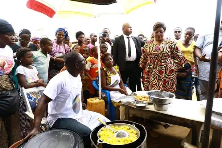 L'ancienne ministre de la Culture, Arlette Badou a rendu une visite à Alain Kouakou, un père de famille qui exerce dans la vente de beignets.
