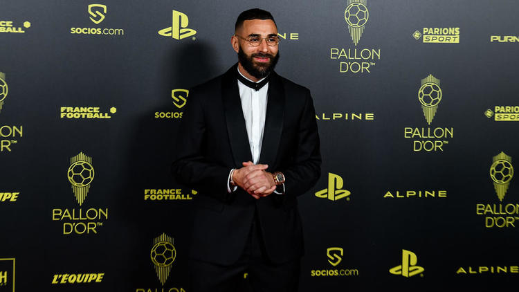 Karim Benzema étincellant dans une tenue portée par feu Tupac au Ballon d'Or 2022