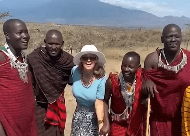 Deborah Babu entouré de Maasaï 
