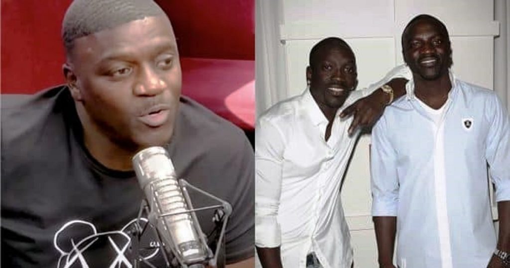 Akon a utilisé son frère jumeau à des concerts