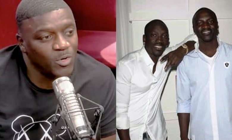 Akon a utilisé son frère jumeau à des concerts
