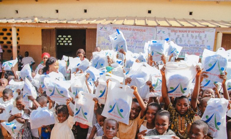 L’ONG Main d’Afrique a tenu une action sociale de distribution de kits scolaire d'une valeur de 2,5 millions dans 3 écoles à Azaguié.