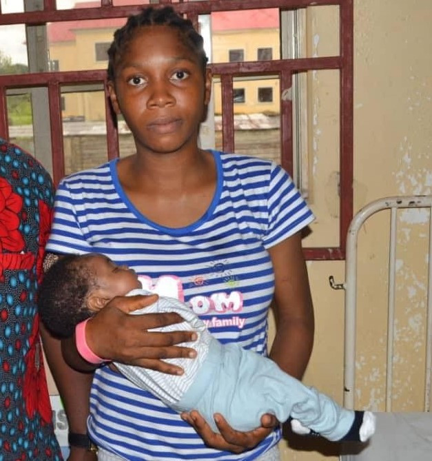 Favor Chikwe, la mère du bébé amputé revient à la charge et fait des confidences sur le déroulement des évènements.