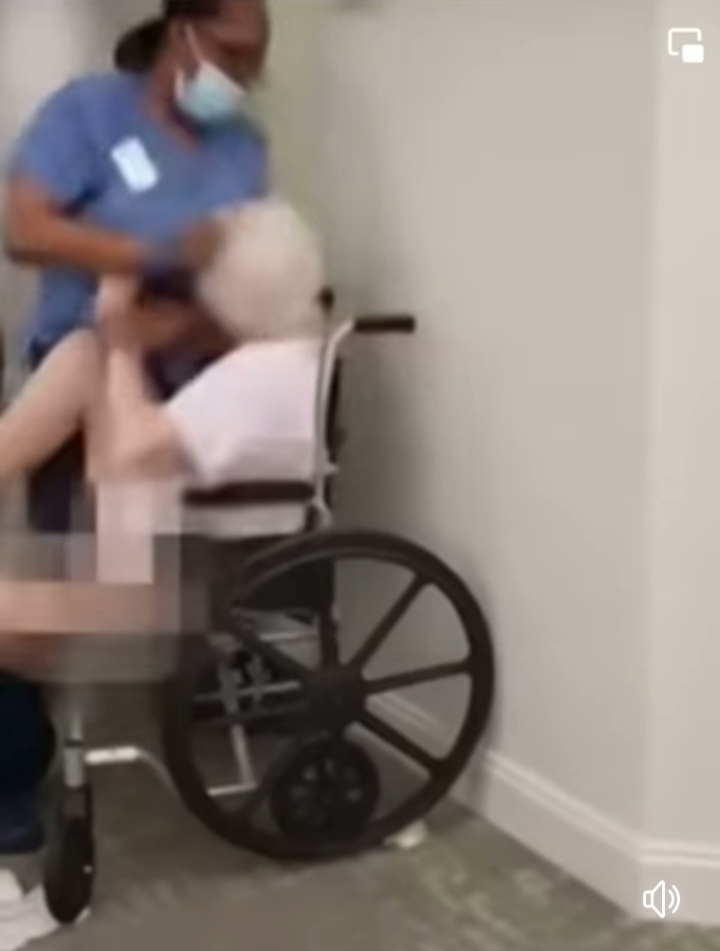 Une infirmière bat une vieille dame en Fauteuil roulant