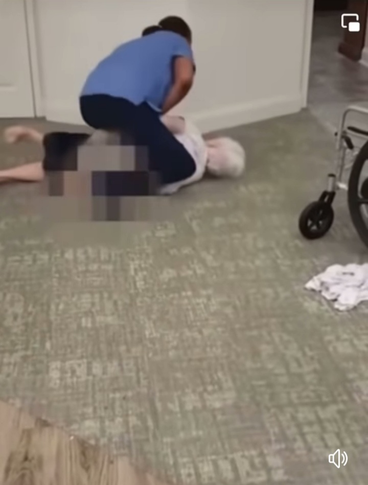 Une infirmière bat une vieille dame en Fauteuil roulant