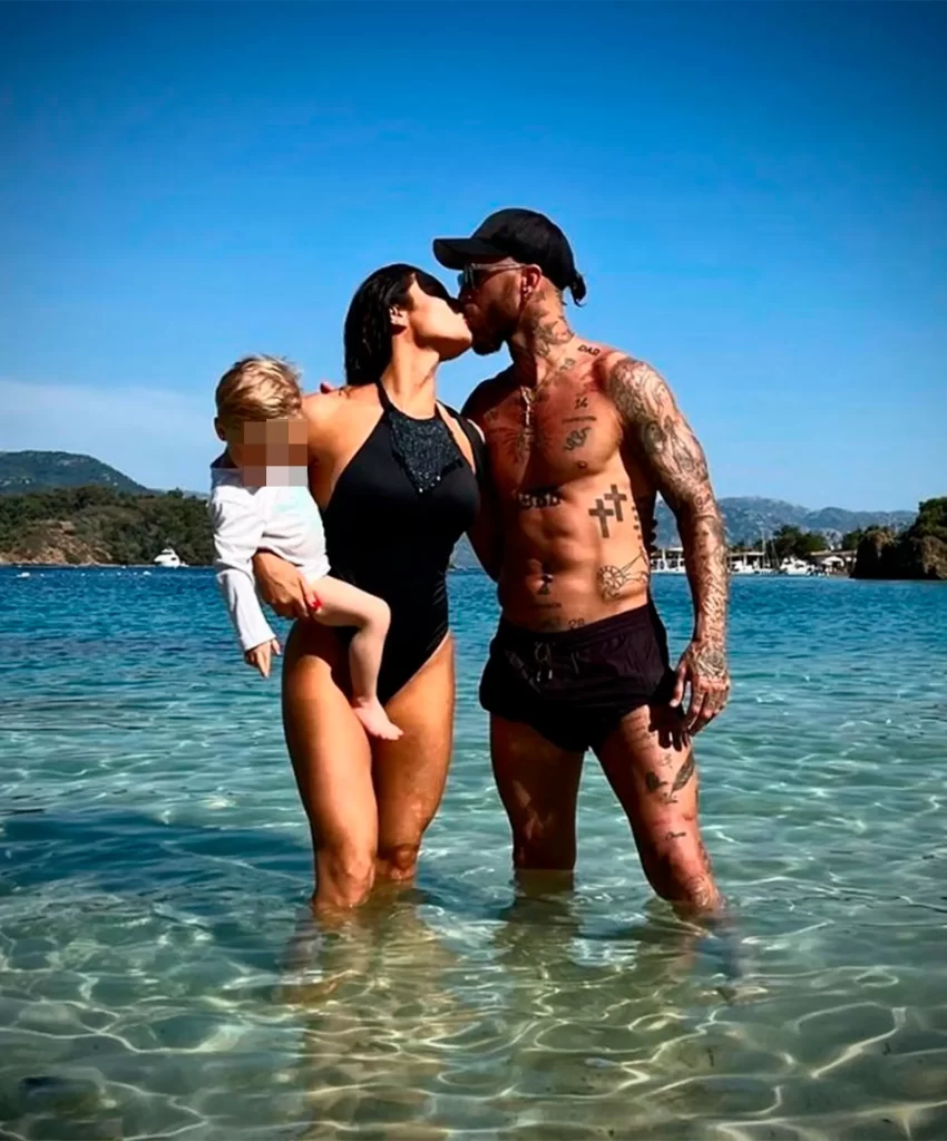 Sergio Ramos et son épouse s'embrassent 