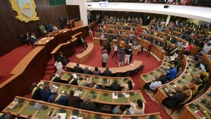 Les législateurs ivoiriens adoptent un projet de loi pour mieux encadrer les commentaires en ligne