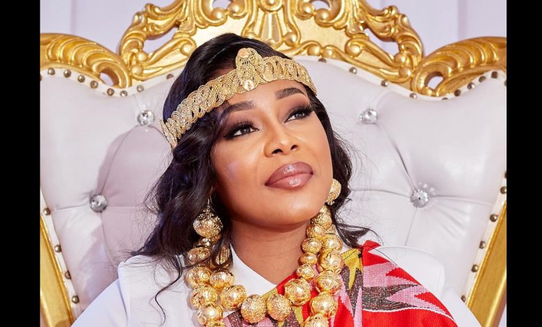Le séjour prolongé d’Emmanuelle Kéïta en Côte d’Ivoire fait déjà polémique
