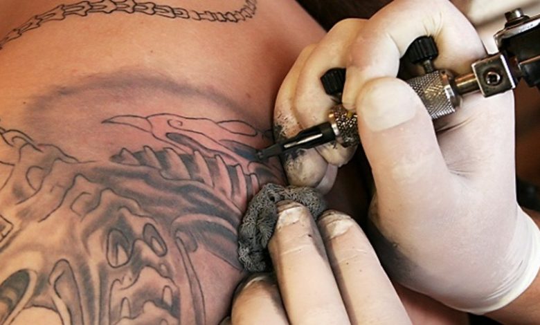 Pour lui prouver son amour, une femme se fait tatouer l’image de son petit-ami sur son visage