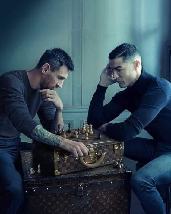 Photo de Messi et Cristiano Ronaldo jouant au jeu d'échec ensemble 