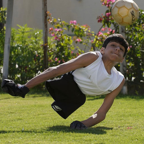 Ghanim al-Muftah est un jeune youtubeur Qatari qui souffre d'un syndrome de régression caudale. Il a été désigné pour l'ouverture de la CDM.