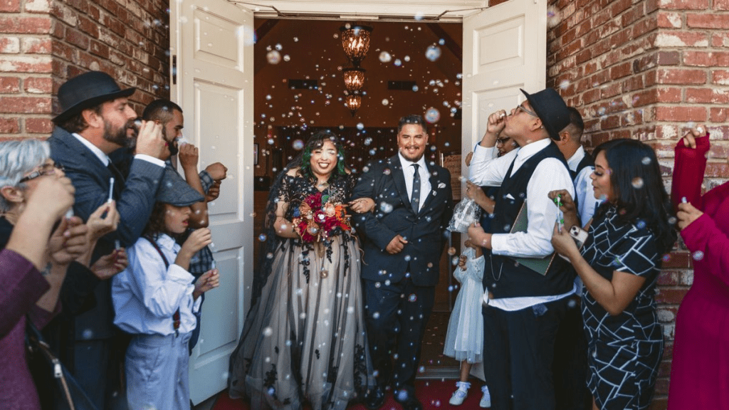 Une mariée arrive habillée en noire et dans un corbillard à son mariage