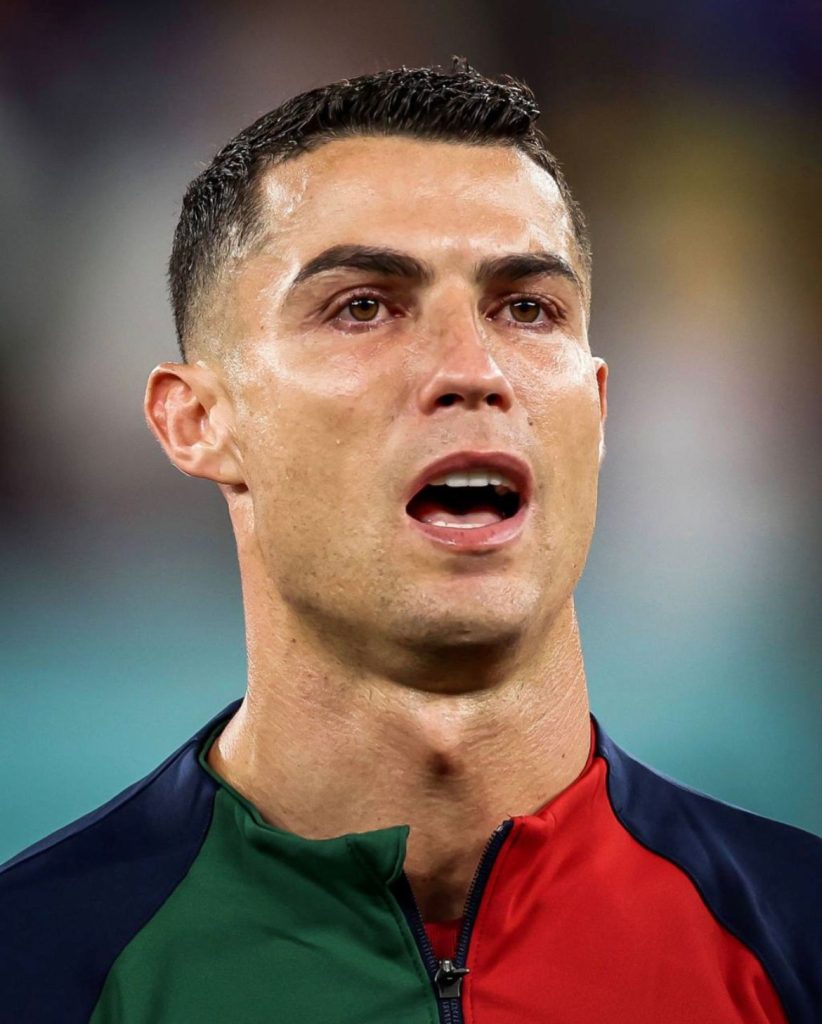 Cristiano Ronaldo en pleurs pendant le chant de l'hymne national du Portugal 