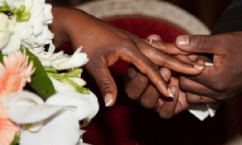 En complicité avec sa mère, Fatou Thioune escroque 880 000f CFA à Modou Gingue pour le mariage et refuse de coucher avec lui.