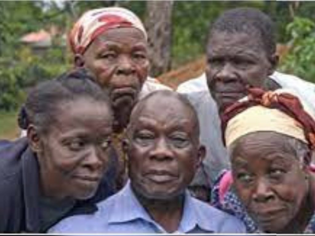 Oumar Andrew un homme de 77 ans raconte sa vie entouré de 7 femmes. Il est père de 30 enfants et compte 16 petits-enfants.