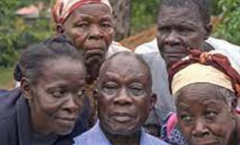 Oumar Andrew un homme de 77 ans raconte sa vie entouré de 7 femmes. Il est père de 30 enfants et compte 16 petits-enfants.
