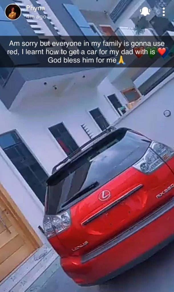 La jeune star de téléréalité nigériane Phyna a offert une superbe Lexus SUV de couleur rouge à son père. Un moment plein d'émotion.